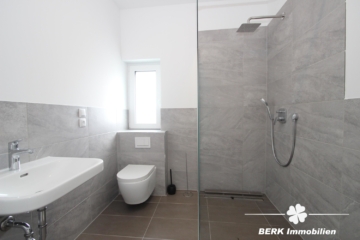 BERK Immobilien – TOP – saniertes 3-FH für Kapitalanleger; anfängliche Netto-Rendite 4,39% - Badezimmer Wohnung DG (115605)