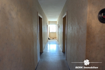 BERK Immobilien – Sanierungsbedürftiges Einfamilienhaus mit Ausbaureserve in Volkersbrunn - Flur (115909)