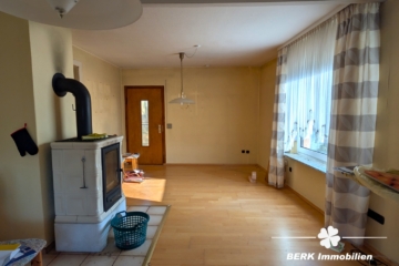 BERK Immobilien – Sanierungsbedürftiges Einfamilienhaus mit Ausbaureserve in Volkersbrunn - Wohnzimmer (115904)