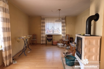 BERK Immobilien – Sanierungsbedürftiges Einfamilienhaus mit Ausbaureserve in Volkersbrunn - Wohnzimmer (115905)