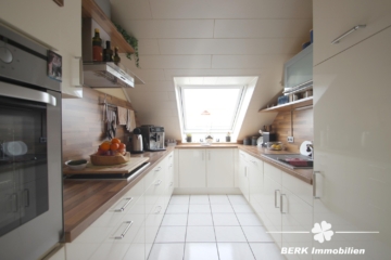 BERK Immobilien – gepflegte und gut geschnittene 4-Zimmer-ETW in bester Lage von Kleinostheim - Küche (116772)