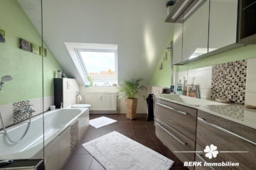 BERK Immobilien – gepflegte und gut geschnittene 4-Zimmer-ETW in bester Lage von Kleinostheim - Badezimmer (116774)
