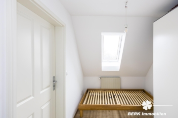 BERK Immobilien – Einfamilienhaus mit Weitblick & außergewöhnlichem Grundstück - DG Zimmer (116393)