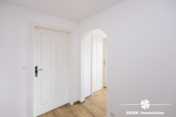 BERK Immobilien – Einfamilienhaus mit Weitblick & außergewöhnlichem Grundstück - OG Flur (116387)