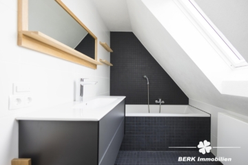 BERK Immobilien – Einfamilienhaus mit Weitblick & außergewöhnlichem Grundstück - DG Bad (116389)