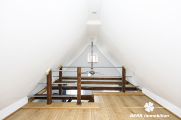 BERK Immobilien – Einfamilienhaus mit Weitblick & außergewöhnlichem Grundstück - DG Spitz (116391)