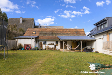 BERK Immobilien – Einfamilienhaus mit Weitblick & außergewöhnlichem Grundstück - Hausansicht vom Garten (116396)