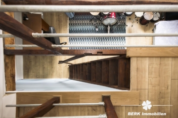 BERK Immobilien – Einfamilienhaus mit Weitblick & außergewöhnlichem Grundstück - DG Blick nach unten (116392)