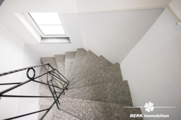 BERK Immobilien – Traumhafte 5-Zimmer Maisonette Wohnung in bevorzugter Lage von Schaafheim/ Radheim - Treppenhaus (116832)
