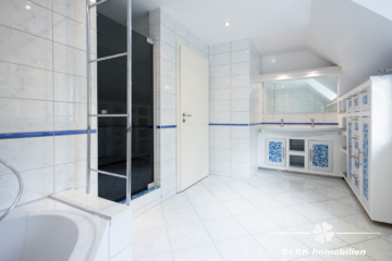 BERK Immobilien – Traumhafte 5-Zimmer Maisonette Wohnung in bevorzugter Lage von Schaafheim/ Radheim - Badezimmer (116838)