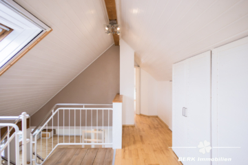BERK Immobilien – Traumhafte 5-Zimmer Maisonette Wohnung in bevorzugter Lage von Schaafheim/ Radheim - Flur DG (116856)