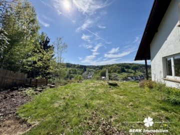 BERK Immobilien – Charmantes Einfamilienhaus in idyllischer Hanglage von Rothenbuch - Garten (115112)