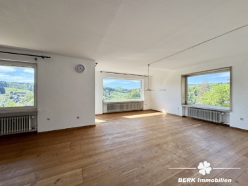 BERK Immobilien – Charmantes Einfamilienhaus in idyllischer Hanglage von Rothenbuch - Wohnen (115101)