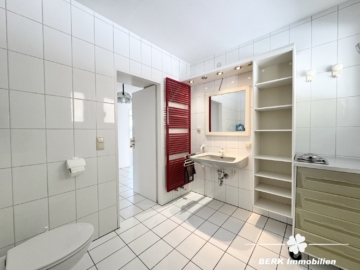 BERK Immobilien – Charmantes Einfamilienhaus in idyllischer Hanglage von Rothenbuch - Bad (115110)