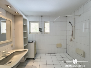 BERK Immobilien – Charmantes Einfamilienhaus in idyllischer Hanglage von Rothenbuch - Bad (115109)