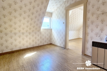 BERK Immobilien – Charmantes Einfamilienhaus mit Potenzial im Herzen von Stockstadt - Ankleidezimmer DG (115392)