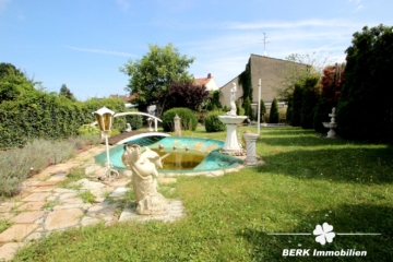 BERK Immobilien – Geräumige DHH sucht Handwerker! – Familienobjekt mit Garage und großzügigem Garten - Gartenteich (116372)