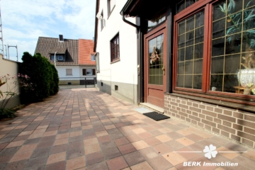 BERK Immobilien – Geräumige DHH sucht Handwerker! – Familienobjekt mit Garage und großzügigem Garten - Hofeinfahrt (116352)