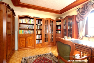 BERK Immobilien – Geräumige DHH sucht Handwerker! – Familienobjekt mit Garage und großzügigem Garten - Büro OG (116361)