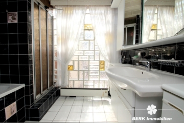 BERK Immobilien – Geräumige DHH sucht Handwerker! – Familienobjekt mit Garage und großzügigem Garten - Badezimmer EG (116360)