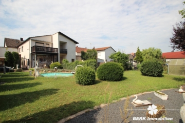 BERK Immobilien – Geräumige DHH sucht Handwerker! – Familienobjekt mit Garage und großzügigem Garten - Rückansicht (116350)