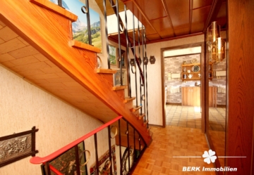 BERK Immobilien – Geräumige DHH sucht Handwerker! – Familienobjekt mit Garage und großzügigem Garten - Flur OG (116365)