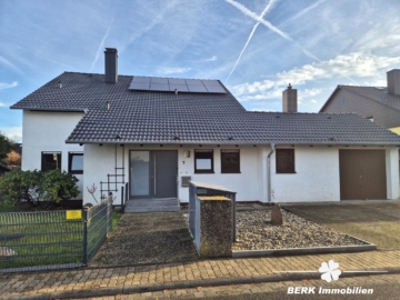 *RESERVIERT* BERK Immobilien – großzügiges Einfamilienhaus in bevorzugter Lage von Stockstadt - Straßenansicht (116405)