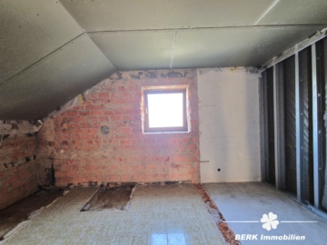 *RESERVIERT* BERK Immobilien – großzügiges Einfamilienhaus in bevorzugter Lage von Stockstadt - Badezimmer OG (116419)