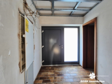 *RESERVIERT* BERK Immobilien – großzügiges Einfamilienhaus in bevorzugter Lage von Stockstadt - Eingang (116412)