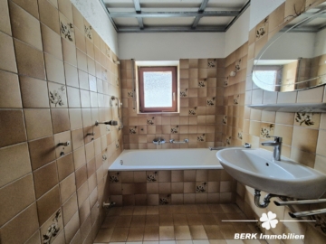 *RESERVIERT* BERK Immobilien – großzügiges Einfamilienhaus in bevorzugter Lage von Stockstadt - Badezimmer EG (116417)