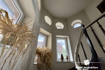 RESERVIERT – BERK Immobilien – Jugendstil Villa im Herzen von Bürgstadt – Wohnen und Arbeiten unter einem Dach - Treppenhaus (115134)