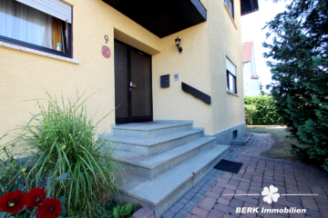 BERK Immobilien – Charmantes Einfamilienhaus mit Doppelgarage und großem Grundstück in Mainaschaff - Eingangsbereich außen (116872)