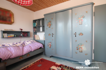 BERK Immobilien – Charmantes Einfamilienhaus mit Doppelgarage und großem Grundstück in Mainaschaff - OG Zimmer II (116880)