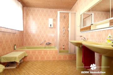 BERK Immobilien – Charmantes Einfamilienhaus mit Doppelgarage und großem Grundstück in Mainaschaff - OG Badezimmer (116884)