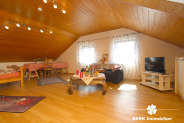 BERK Immobilien – Charmantes Einfamilienhaus mit Doppelgarage und großem Grundstück in Mainaschaff - DG Wohn- und Schlafbereich (116885)