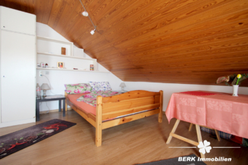 BERK Immobilien – Charmantes Einfamilienhaus mit Doppelgarage und großem Grundstück in Mainaschaff - DG Wohn- und Schlafbereich (116886)