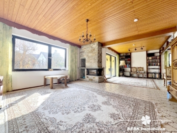 BERK Immobilien – Charmantes Einfamilienhaus mit Doppelgarage und großem Grundstück in Mainaschaff - Wohnzimmer (116873)