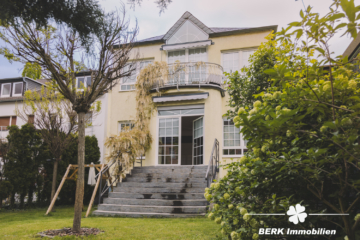 *VERKAUFT* BERK Immobilien – charmante Stilaltbau-Villa mit 3,5 Einheiten in top Lage von HU, direkt an der Kinzig - Rückansicht (115851)