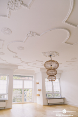 *VERKAUFT* BERK Immobilien – charmante Stilaltbau-Villa mit 3,5 Einheiten in top Lage von HU, direkt an der Kinzig - Wohnzimmer mit Zugang zum Garten (115858)