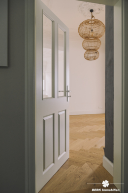 *VERKAUFT* BERK Immobilien – charmante Stilaltbau-Villa mit 3,5 Einheiten in top Lage von HU, direkt an der Kinzig - Eingang Wohn-Esszimmer (115859)