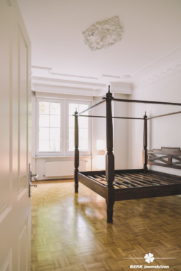 *VERKAUFT* BERK Immobilien – charmante Stilaltbau-Villa mit 3,5 Einheiten in top Lage von HU, direkt an der Kinzig - Schlafzimmer I EG (115860)