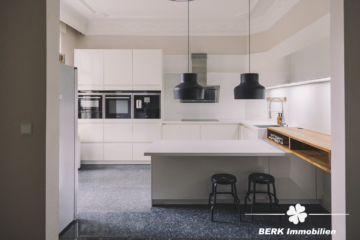 *VERKAUFT* BERK Immobilien – charmante Stilaltbau-Villa mit 3,5 Einheiten in top Lage von HU, direkt an der Kinzig - offene Küche EG (115861)
