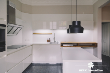 *VERKAUFT* BERK Immobilien – charmante Stilaltbau-Villa mit 3,5 Einheiten in top Lage von HU, direkt an der Kinzig - Küche EG (115862)