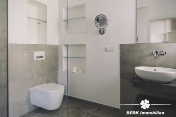 *VERKAUFT* BERK Immobilien – charmante Stilaltbau-Villa mit 3,5 Einheiten in top Lage von HU, direkt an der Kinzig - Bad EG (115863)