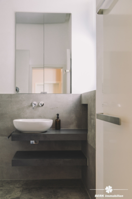 *VERKAUFT* BERK Immobilien – charmante Stilaltbau-Villa mit 3,5 Einheiten in top Lage von HU, direkt an der Kinzig - Bad EG (115864)