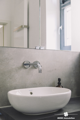 *VERKAUFT* BERK Immobilien – charmante Stilaltbau-Villa mit 3,5 Einheiten in top Lage von HU, direkt an der Kinzig - Bad EG (115865)