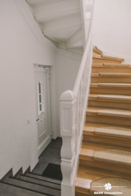 *VERKAUFT* BERK Immobilien – charmante Stilaltbau-Villa mit 3,5 Einheiten in top Lage von HU, direkt an der Kinzig - Treppenhaus (115866)