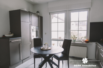 *VERKAUFT* BERK Immobilien – charmante Stilaltbau-Villa mit 3,5 Einheiten in top Lage von HU, direkt an der Kinzig - Küche OG (115872)