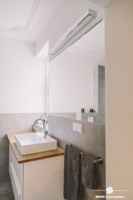 *VERKAUFT* BERK Immobilien – charmante Stilaltbau-Villa mit 3,5 Einheiten in top Lage von HU, direkt an der Kinzig - Bad OG (115874)