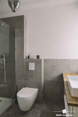 *VERKAUFT* BERK Immobilien – charmante Stilaltbau-Villa mit 3,5 Einheiten in top Lage von HU, direkt an der Kinzig - Bad OG (115875)